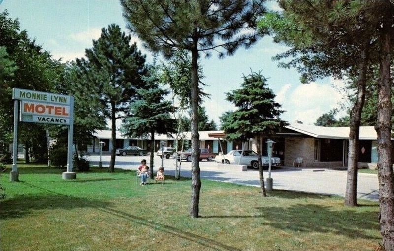 Monnie-Lynn Motel - Vintage Postcard (newer photo)